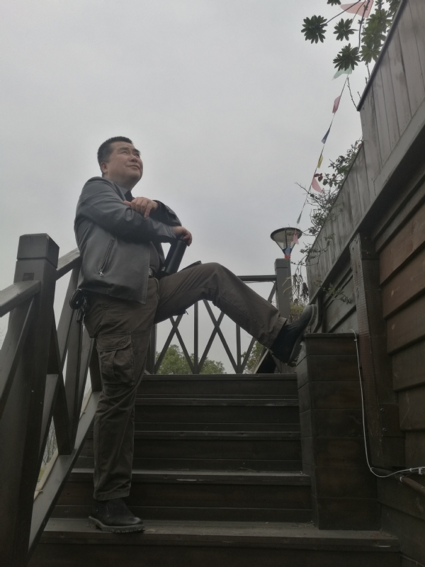 孤单背影的第一张照片--连云港相亲服务中心