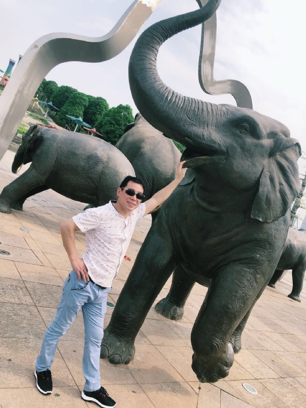 朝望大海的第三张照片--连云港相亲服务中心