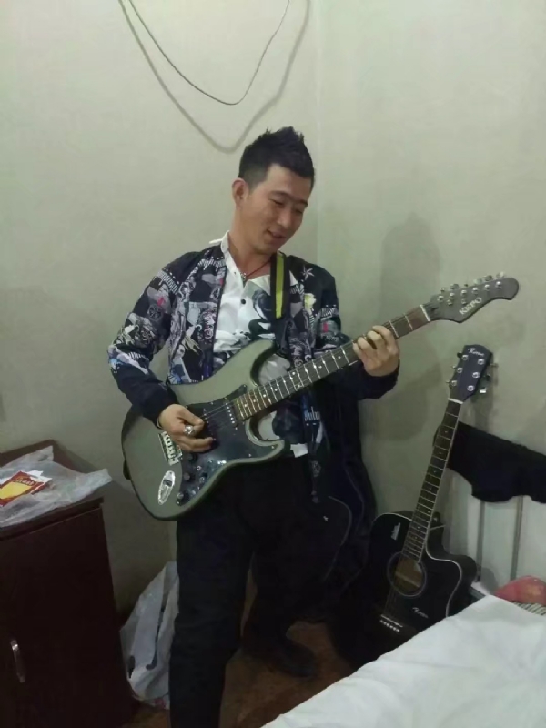 小吉他的第一张照片--连云港相亲服务中心