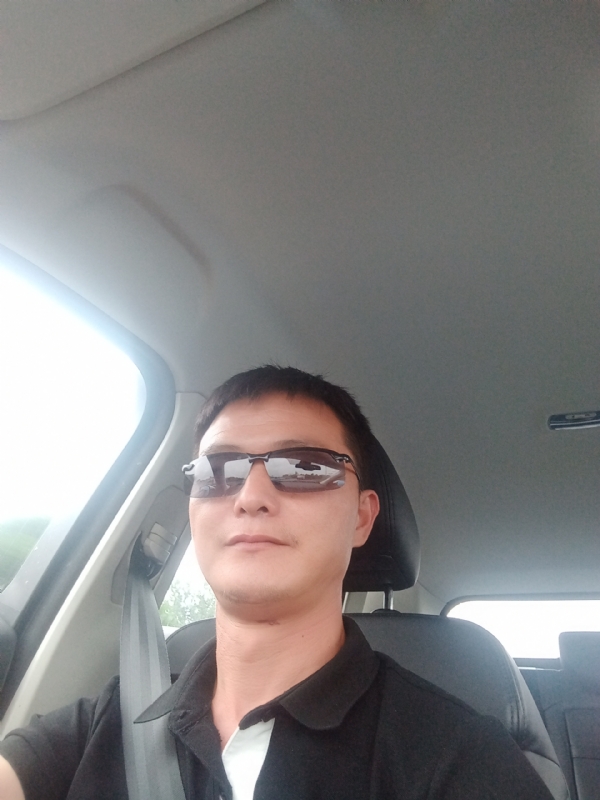 孤独的男人的第一张照片--连云港相亲服务中心