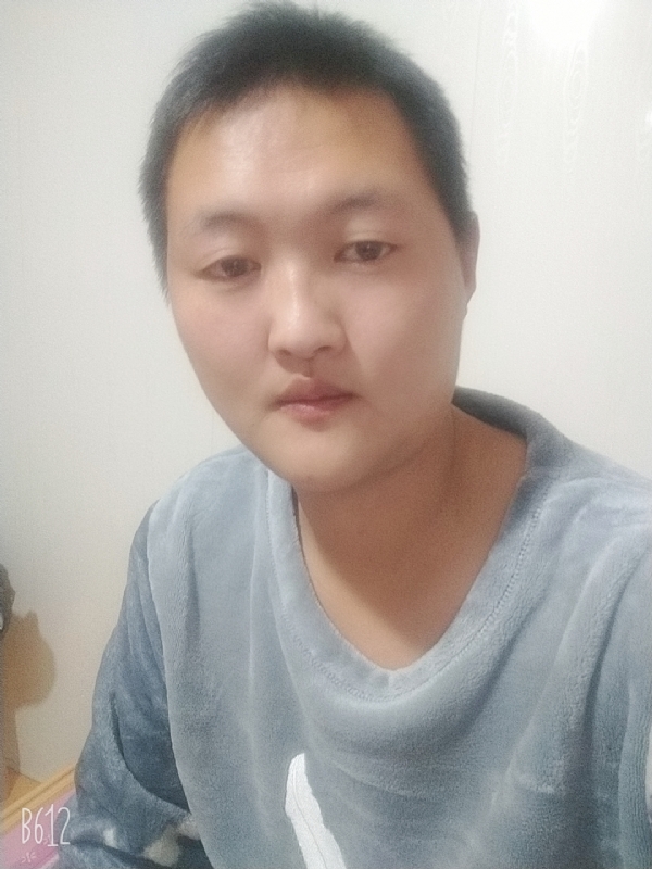 烟圈里透着伤的第二张照片--连云港相亲服务中心