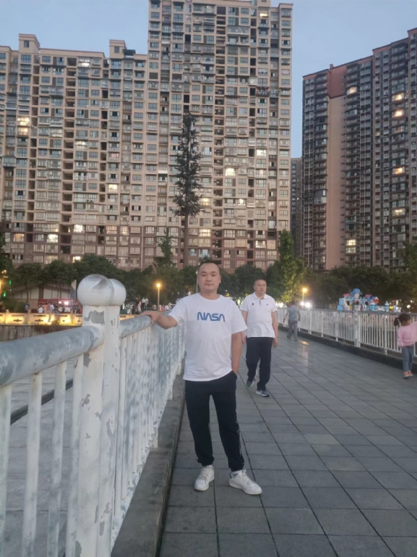 寂寞的男人的第一张照片--连云港相亲服务中心