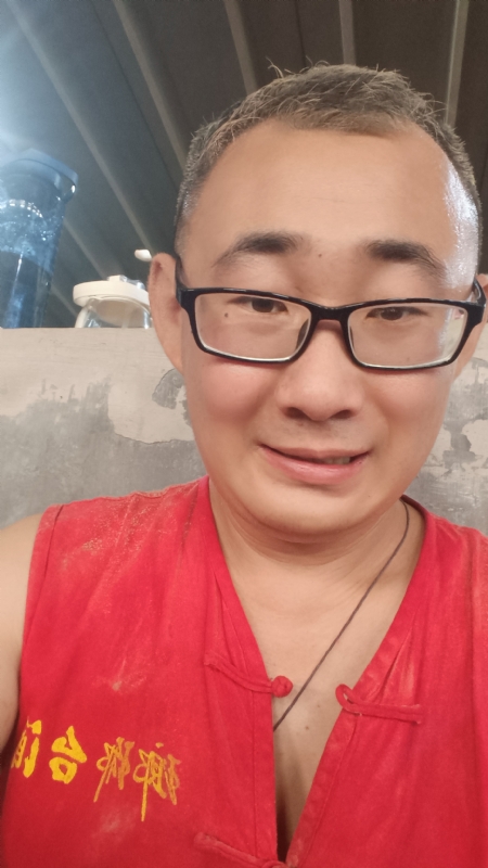 黑黑一笑的第二张照片--连云港相亲服务中心