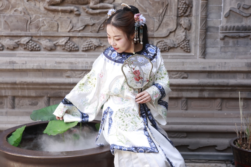 认真的雪的第一张照片--连云港相亲服务中心